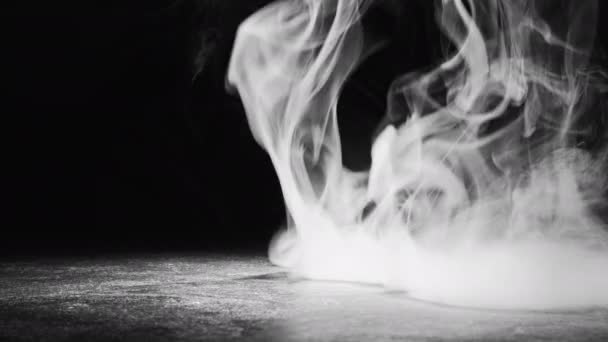 雾状运动干冰白色蒸汽黑色背景 — 图库视频影像