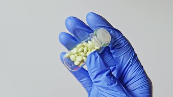 Рецепт наркотиків рука блакитна рукавичка таблетки набір з 2 — стокове відео