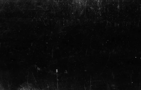 Toz çizikleri kara lekeleri örtüyor