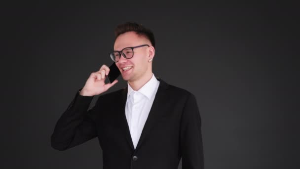 Negocio llamada alegre hombre confiado traje teléfono — Vídeos de Stock
