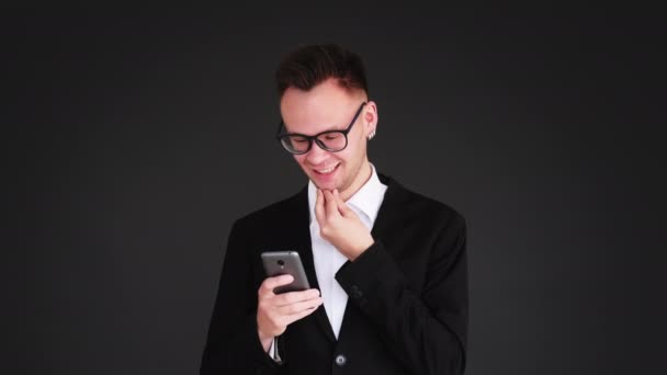 Romantik sohbet online flört mutlu iş adamı — Stok video