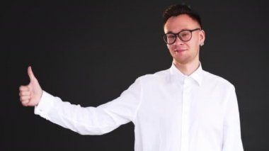 Özel bir jest, neşeli bir adam.
