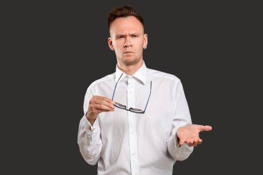 Şaşkın adam portresi ne rahatsız edici bir jest