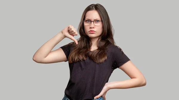 Afkeer gebaar teken vrouw duim naar beneden — Stockfoto