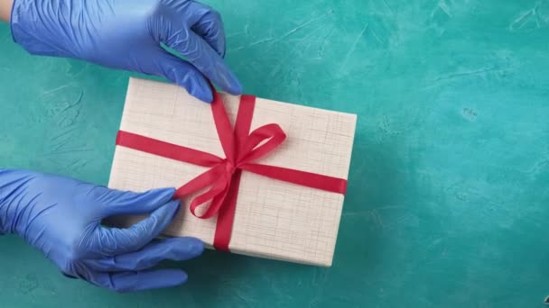 Wakacje niespodzianka covid-19 pandemia rękawiczki prezent pudełko — Wideo stockowe