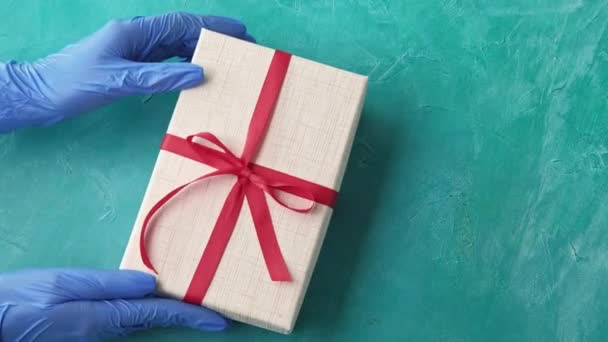 Δώρο παράδοση coronavirus πανδημικά γάντια που συσκευάζονται — Αρχείο Βίντεο