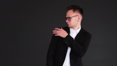 Kendine güveni tam bir iş adamı.