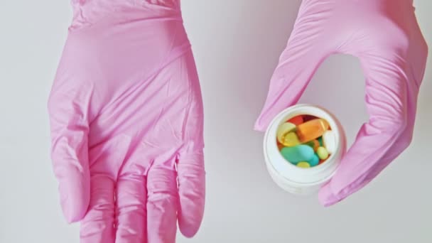 Medicamentos farmacéuticos manos guantes píldoras dispersantes — Vídeos de Stock