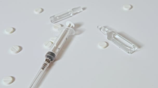 Drogas farmacêuticas pílulas de seringa ampolas brancas — Vídeo de Stock