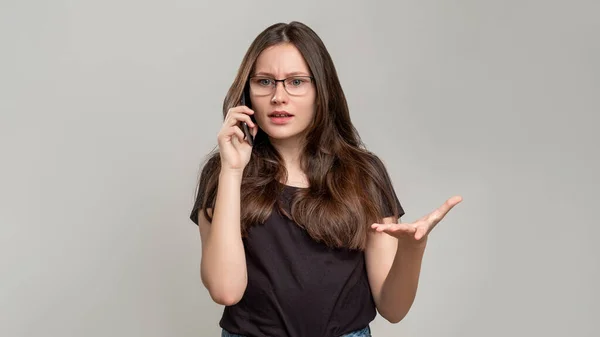 Perturbador chamada telefone conflito irritado mulher — Fotografia de Stock