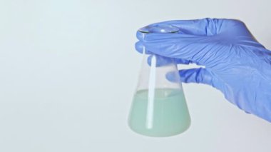 Kimyasal test laboratuarı araştırma teknisyeni el matarası