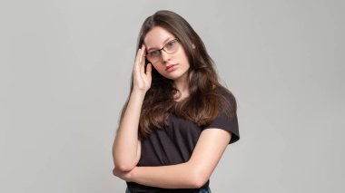 Endişeli kadın portresi sorunu Stres kafa karıştırıcı