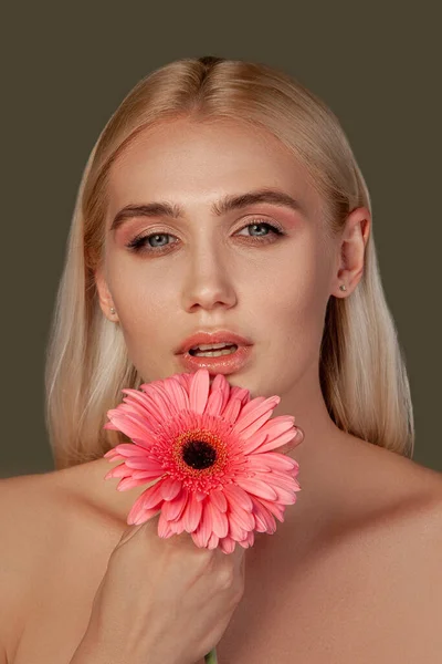 Красивий портрет процедури обличчя жінка квітка — стокове фото