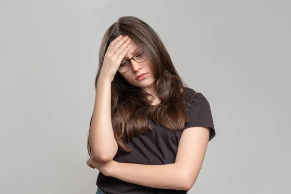 Vermoeide vrouw portret probleem falen hoofdpijn — Stockfoto