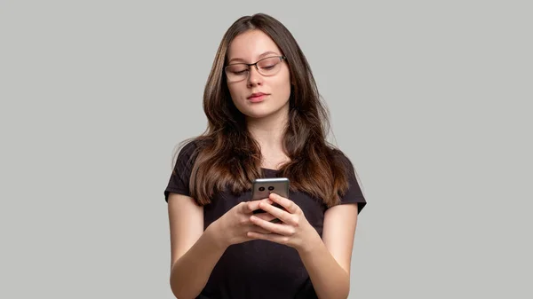 Bate-papo online aplicativo móvel mulher curiosa leitura telefone — Fotografia de Stock