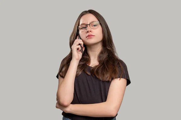 회의적 인 여성 통화 방해 전화 사기 — 스톡 사진