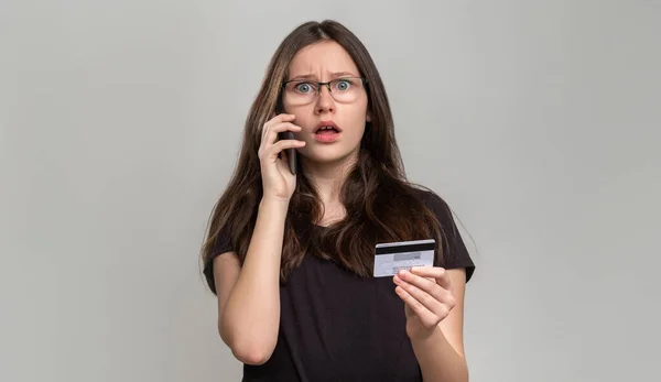 Bank fraud phone scam shocked woman credit card — Stock Photo, Image