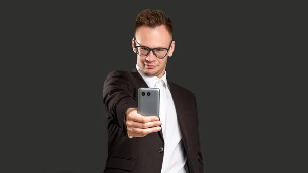 Телефон-селфи бизнесмена с зависимостью от социальных сетей — стоковое фото