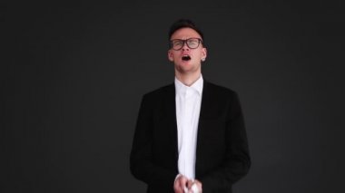 Karantina partisi işadamı hapşırıyor konfeti