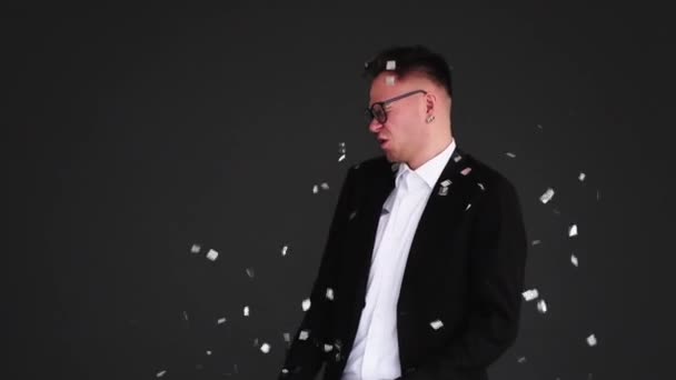 Társas távolság tüsszögés konfetti undor férfi — Stock videók