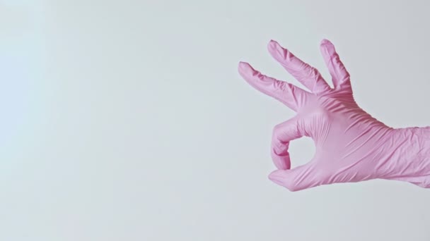 Coronavirus helyreállítási nővér kéz rózsaszín kesztyű ok jel — Stock videók