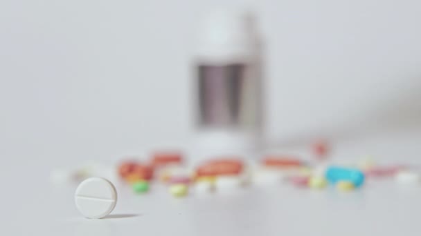 Nouveau médicament pharmaceutique industrie pilule blanche main — Video