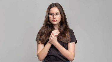 Endişeli kadın portresi panik atak güvensiz yara