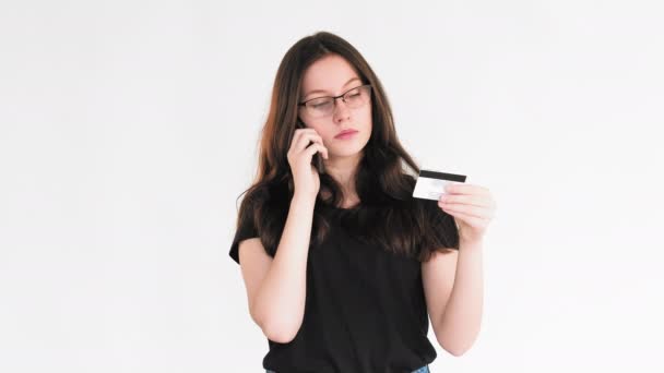 Bankbetrug Telefonbetrug verwirrt Frau Kreditkarte — Stockvideo