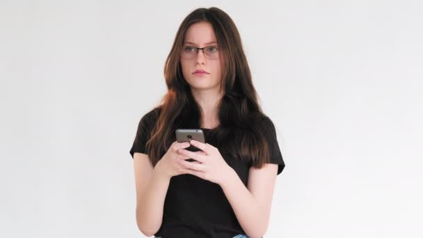 Телефонный чат раздраженный женщина спорит смс мобильный — стоковое видео