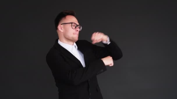 Célébration du succès amusé homme d'affaires danse — Video