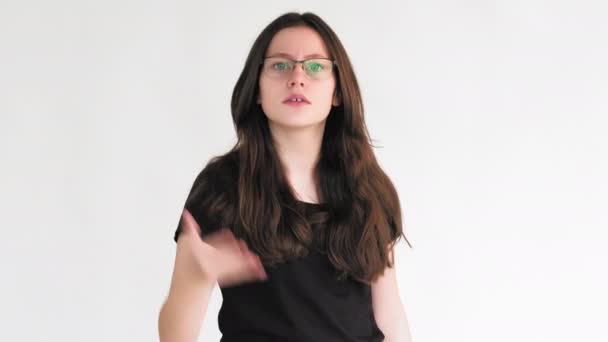 Verärgerte Frau porträtiert Konfliktpunkt Warnung — Stockvideo