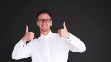 Onaylamayan adam gibi oy veren bir hareket.