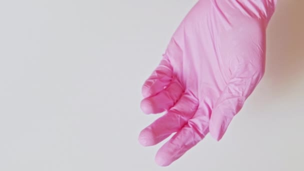 Medicijn dosering handen handschoenen strooien pil doos — Stockvideo