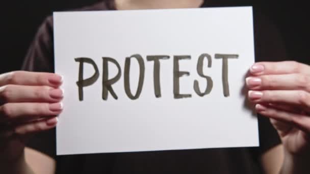 Tanda protes kesetaraan hak perempuan aktivis tangan — Stok Video