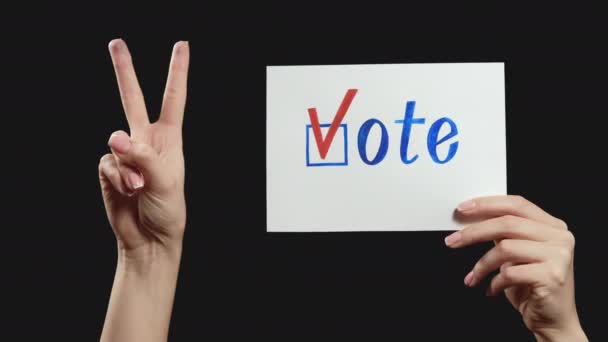 Голосувати бюлетень перемога виборів V жест руки — стокове відео