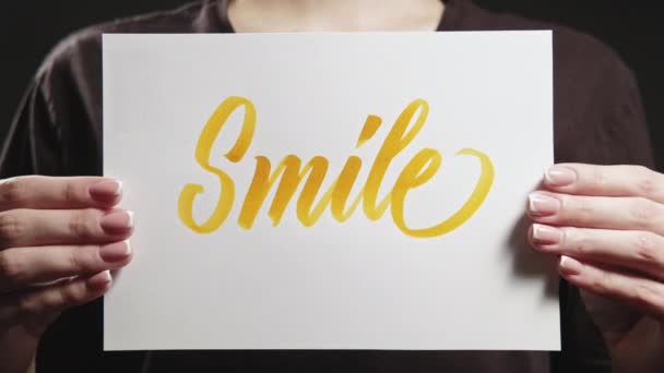 Χαμόγελο σημάδι θετικό κίνητρο ευθυμία επάνω τα χέρια — Αρχείο Βίντεο