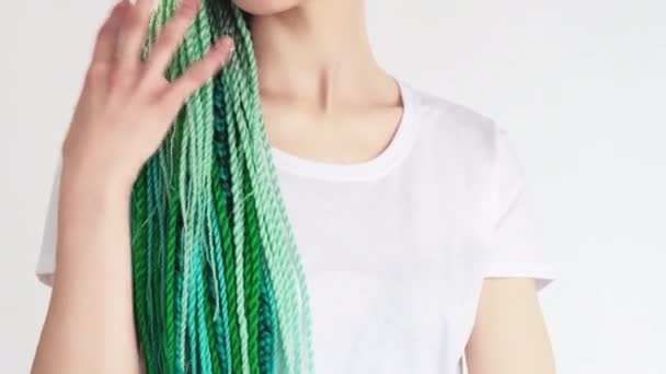Тысячелетнее поколение женщин голубые зеленые косы волос — стоковое видео
