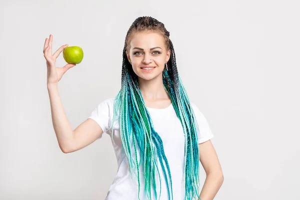 Mulher positiva brilhante azul cabelo tranças maçã verde — Fotografia de Stock