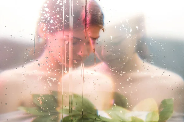 Portrait nature femme sensuelle silhouette verre mouillé — Photo