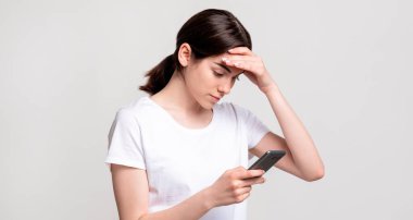 Sosyal medya endişesi sorunlu kadın akıllı telefon