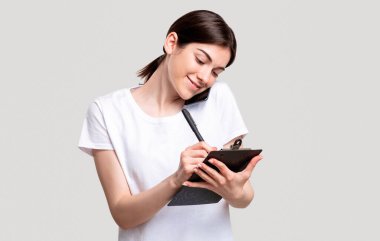 İş görüşmesi, neşeli kadın proje telefonu.