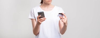 Mobil bankacı kadın online kredi kartı alışverişi yapıyor
