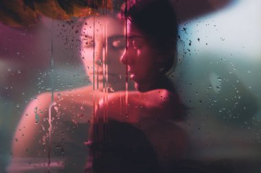 Sanat portresi yağmurlu güzel kadın silueti ıslak