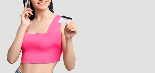 Mobilna bankowość bezgotówkowa karta kredytowa kobiety — Zdjęcie stockowe