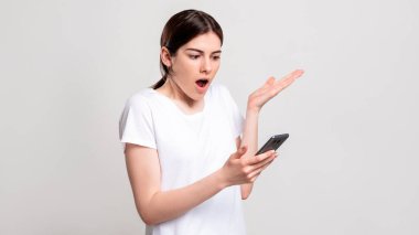 Şok olmuş kadın portresi ezici haber telefonu
