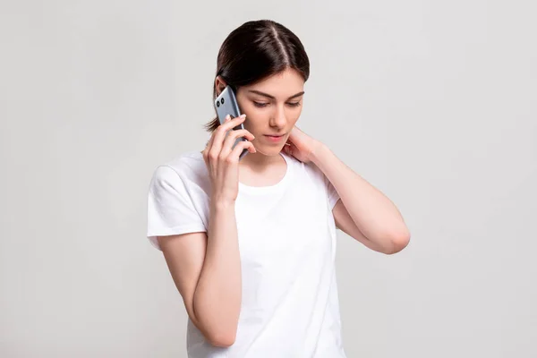 Confused woman portrait phone call focused lady — Stock Photo, Image