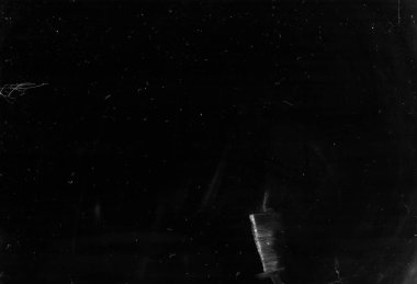 Toz, arkaplandaki eski film dokusunu siyaha boyar