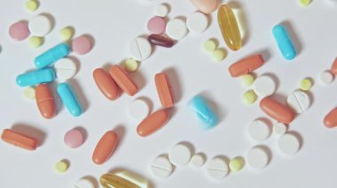 İlaç geçmişi renkli dağınık haplarla dolu.