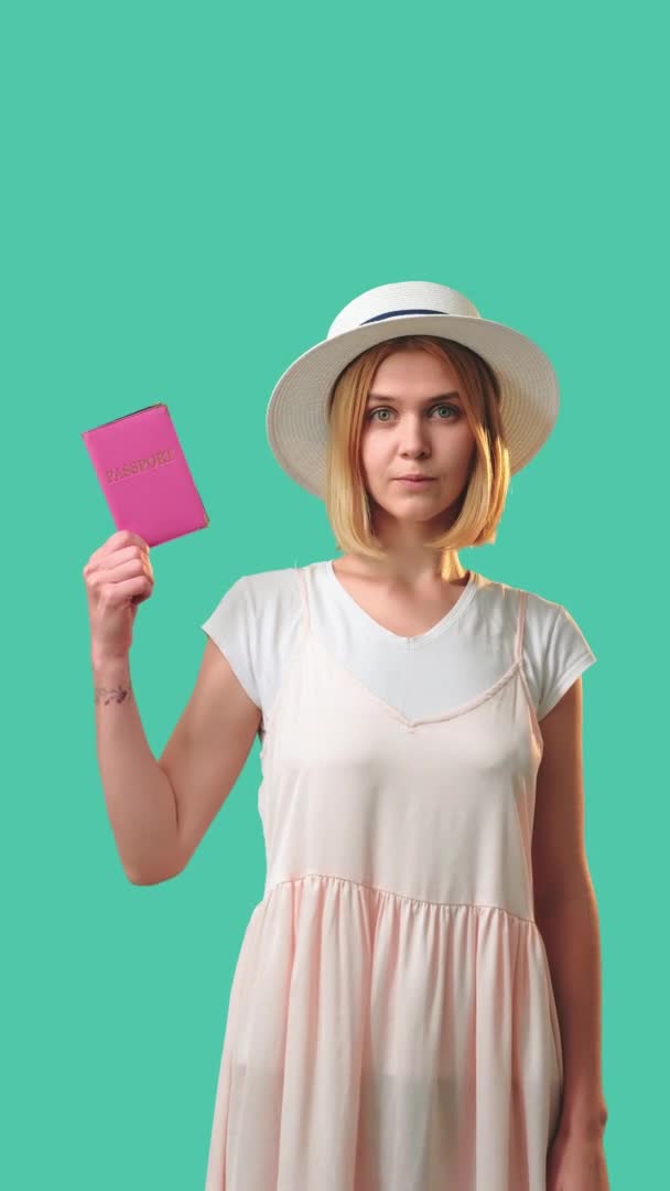 Passeport étranger voyage d'été femme heureuse — Video