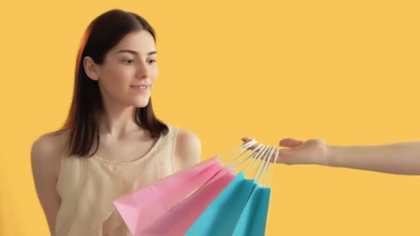 Compras falhar venda online triste mulher sacos de papel — Vídeo de Stock